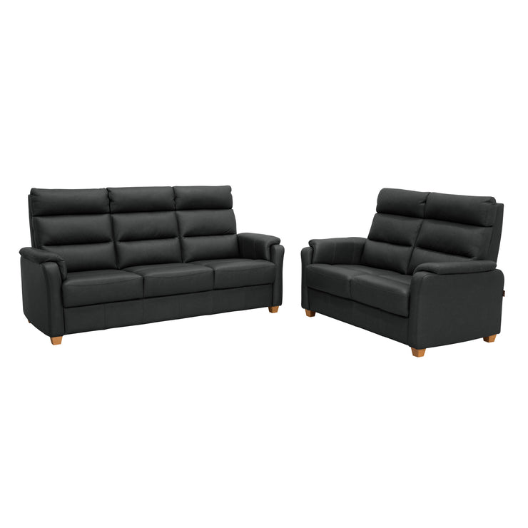 Värimallikuva mustasta 2-istuttavasta Atlanta-sohvasta, oikealla (yhdessä 3-istuttavan Atlanta-sohvan kanssa). Sohvat myydään erikseen, verhoiluna Labrador 06 -nahka/keinonahka ja luonnonväriset puujalat.