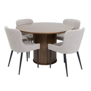 Savutammenvärinen Ø 120 cm Nola-pöytä ja hiekanväriset Boucle-kangasverhoillut Ontario-tuolit mustilla metallijaloilla.