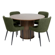 Savutammenvärinen Ø 120 cm Nola-pöytä ja vihreät Boucle-kangasverhoillut Ontario-tuolit mustilla metallijaloilla.