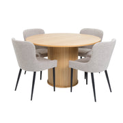 Tammenvärinen Ø 120 cm Nola-pöytä ja hiekanväriset Boucle-kangasverhoillut Ontario-tuolit mustilla metallijaloilla.