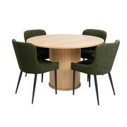 Tammenvärinen Ø 120 cm Nola-pöytä ja vihreät Boucle-kangasverhoillut Ontario-tuolit mustilla metallijaloilla.