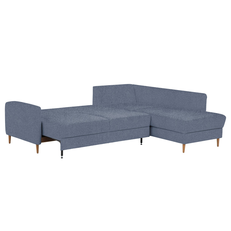 Kuvassa näkyy Stockholm-kulmavuodesohvan vuodemekanismin avattuna. Kuvan sohva on verkkokaupasta ja myymälöistämme saatavana olevalla sinisellä Oasis 12 -kankaalla ja oikeanpuoleisella avokulmaosalla.