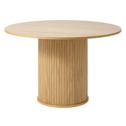 Nola-ruokapöytä 120 cm, luonnonvärinen tammi. Ruokapöydän jykevässä jalassa on moderni panelointi.